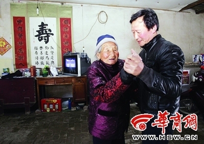 周至县九峰中学教师陈撑位给家里添置了DVD和音响，坚持每天陪母亲跳舞 本报记者 董国梁 摄