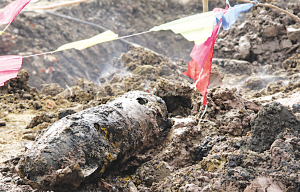 南京工地发现日式航空燃烧弹 挖出时冒青烟(图)