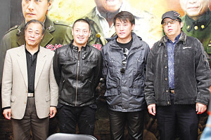 （左起）《尖刀》主创冯恩鹤、尹铸胜、刘小锋、谷锦云