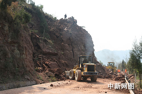 重庆忠县至梁平公路山体滑坡 两县交通中断(图)