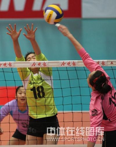 图文:天津女排3-0上海 李莹跃起拦网