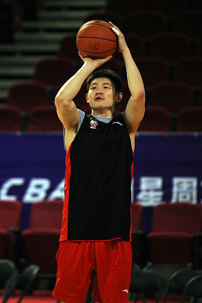 篮球 cba cba内外 cba全明星赛动态  15/18 陈磊练习投篮 2010年03月