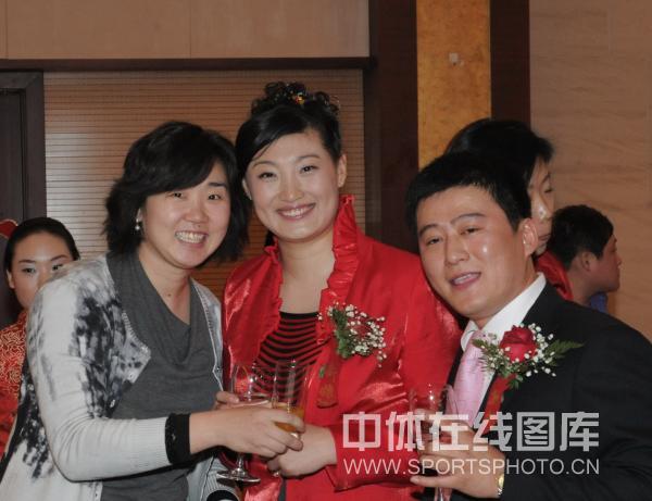 图文:女排名将杨昊北京大婚 新人接受祝福