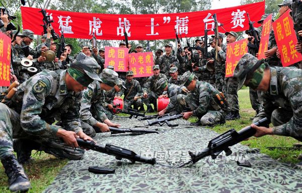 图为3月19日,该团"红四连"正在开展"猛虎战士"擂台赛时的情景.