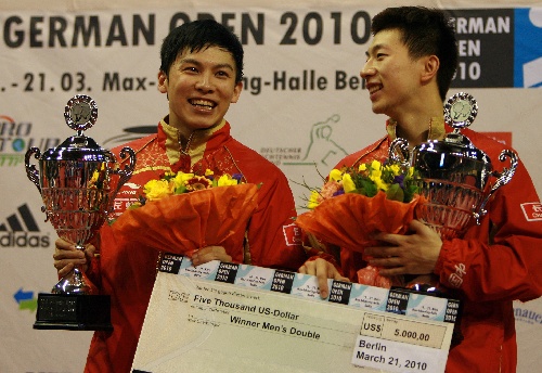 图文:德国乒乓球赛颁奖仪式 陈玘马龙开心不已