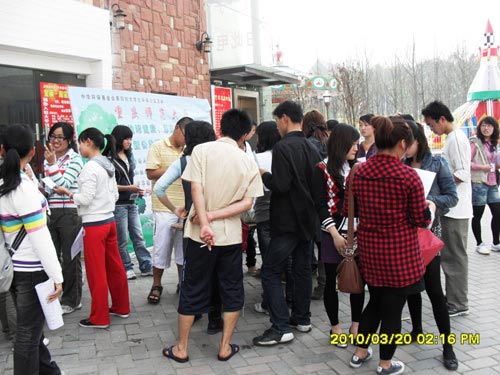 重庆师大社团在熙街 环保节能知识进街区