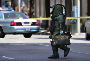 2006 年一男子在美国西雅图市区的联邦法院内扬言要引爆一枚手榴弹。他被制服后，警方派穿防爆衣的拆弹人员前去处理炸弹