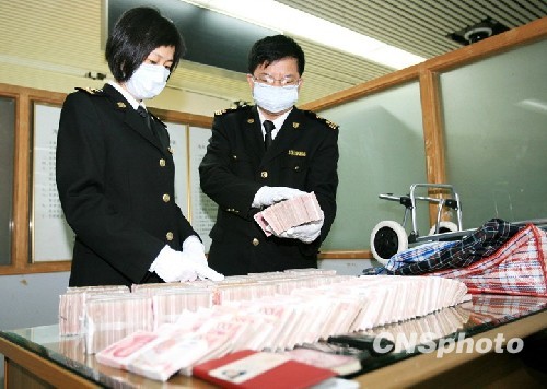 图:香港旅客携带160万现钞元出境被查获