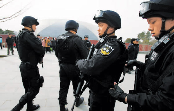 北京市公安局于当日启动首都中心区治安防控措施,巡特警,武警,交警等