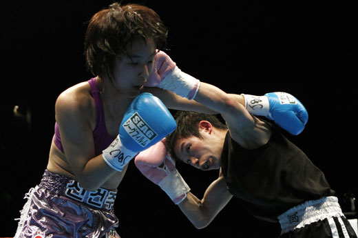 wbc世界女子拳王争霸赛 日选手轻松获胜(组图)