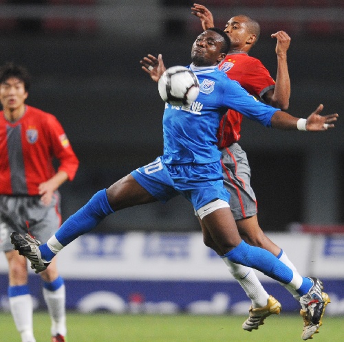 图文[中超]长沙金德2-0上海 尼姆巴拼抢