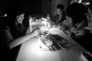 昆工津桥学院的同学们享受烛光晚餐记者韩亿国/摄