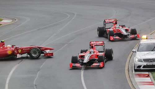 图文:2010F1澳大利亚站正赛 格洛克超越阿隆索