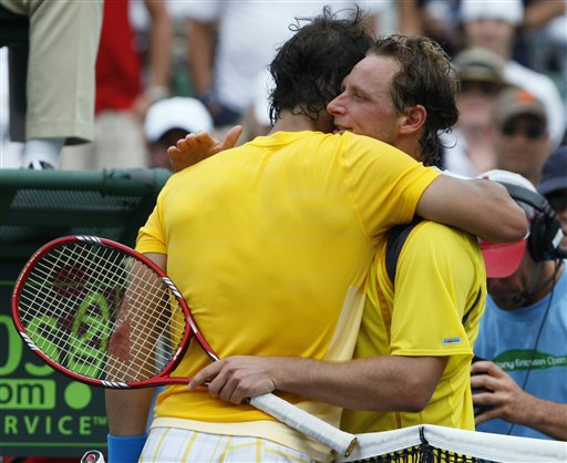 图文:索爱网球赛男单第三轮 双方赛后友好拥抱