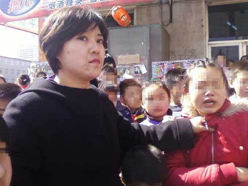 辽阳检察院女书记员当众暴打小学生被拘15日