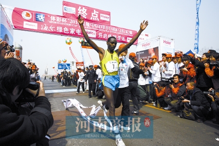 郑开国际马拉松赛结束 肯尼亚包揽男女全程冠
