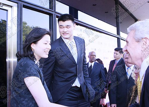 图文:姚明慈善晚宴 叶莉与嘉宾握手