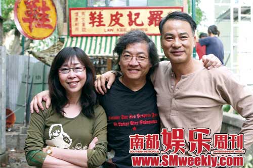 张婉婷与丈夫罗启锐在拍摄《岁月神偷》时与任达华在片场合影