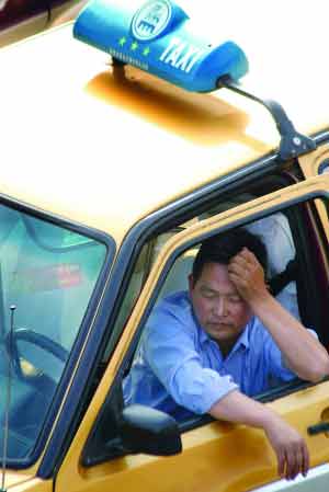南京出租车公司强硬向司机借款 称防范风险(图