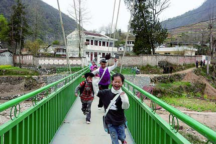 佛坪:农村孩子告别铁索桥(图)