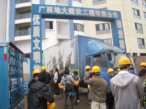 广西建设职业技术学院项目团队下工地义务劳动