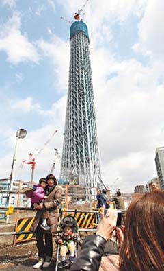 "天空树"超越东京塔成日本最高