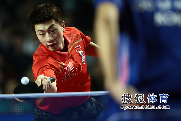 图文:乒乓球精英赛男单决赛 马龙在比赛中