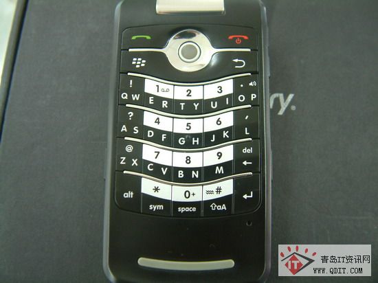 黑莓也有翻盖手机啦 最新款8220智能机上市