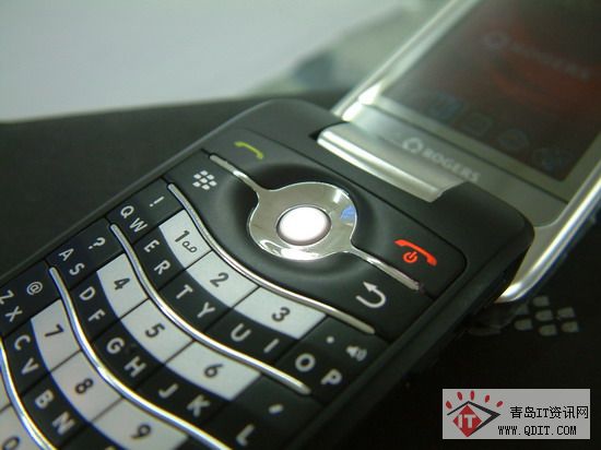 黑莓也有翻盖手机啦 最新款8220智能机上市
