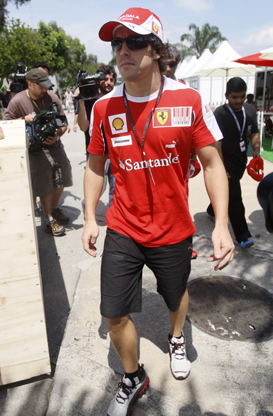 图文：F1大马站第三次练习 阿隆索走向车房