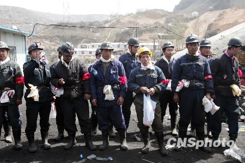 国内新闻 山西王家岭煤矿透水事故 10王家岭矿难消息图为救援人员在下