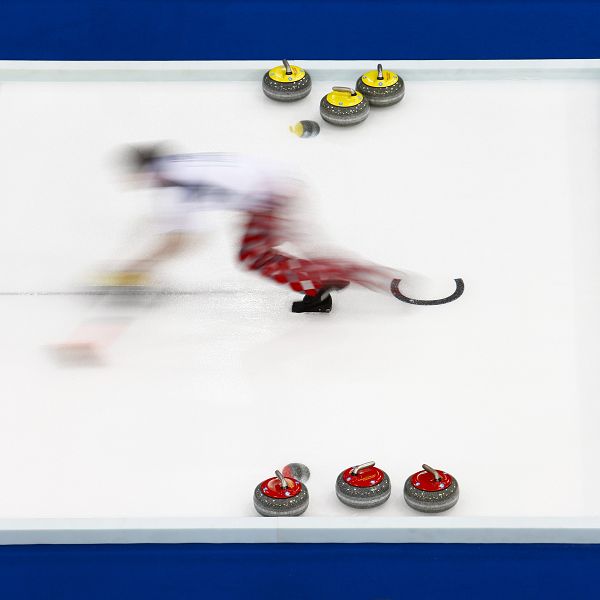 图文:男子冰壶世锦赛第三日 挪威队投壶瞬间