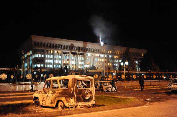 这是4月8日在吉尔吉斯斯坦首都比什凯克拍摄的总统府外被烧毁的汽车。新华社报道员8日凌晨在现场看见，吉首都比什凯克市中心的总统府已被反对派示威者占领。新华社记者沙达提摄