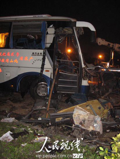 广东汕头发生汽车连环相撞事故 10人死亡28人受重伤 (3)