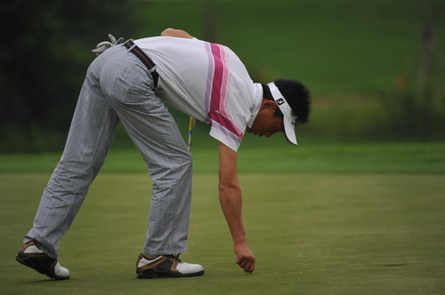 图文:中国职业高尔夫球锦标赛次轮 修果岭
