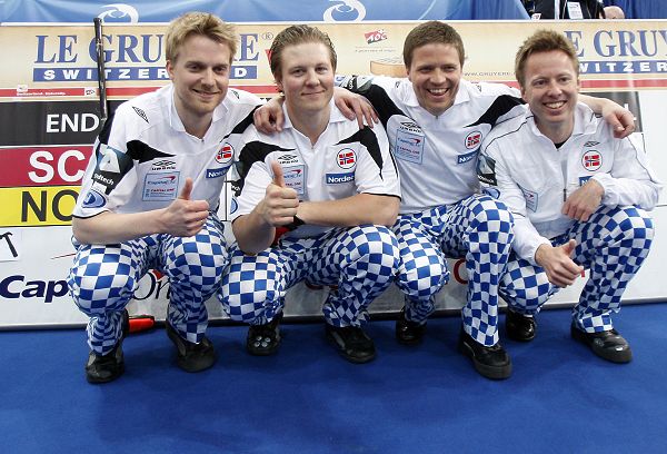 组图:挪威冰壶男队庆祝进决赛 四位帅哥露笑容