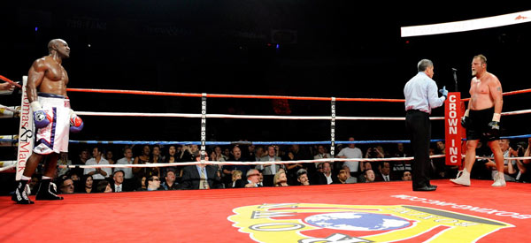 图文:WBF重量级拳王争霸赛 开赛前双方对峙