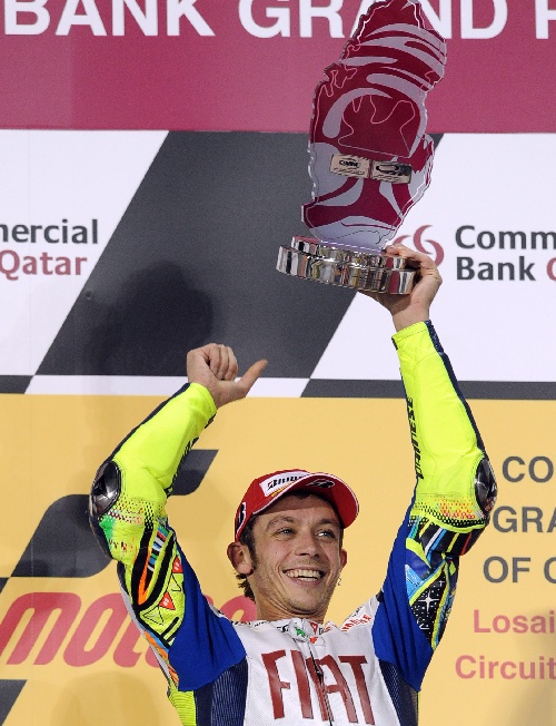 图文:motogp卡塔尔站 罗西高举奖杯