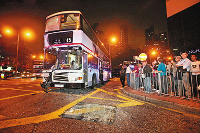 据香港文汇报报道,红磡土瓜湾昨深夜发生多人受伤车祸,2辆载客双层