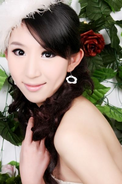 组图:上海啦啦队清纯写真 美女大学生秀古典美