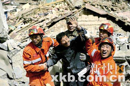 国内新闻 青海玉树地震 青海玉树地震消息    玉树副县长:水和食物