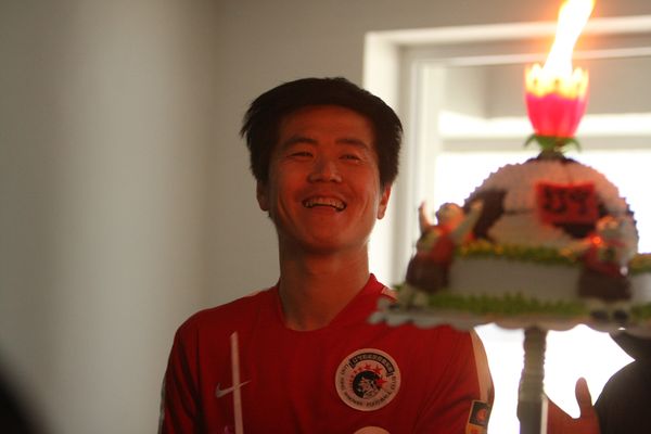 幻灯:二将庆生一扫平球尴尬 小肇嘴馋生日蛋糕