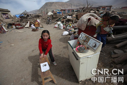 国内新闻 青海玉树地震 青海玉树地震消息 上午的时候来了很多僧人