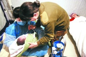 重伤藏族产妇诞下男婴 爸爸激动地感谢解放军