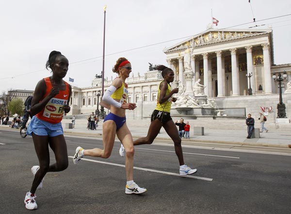 图文:维也纳国际马拉松赛 女选手冲刺