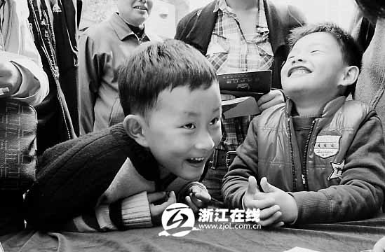 4月10日—11日，民办小学招生现场，两名男孩高兴地扳谈。 吴新燕摄