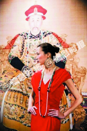 模特佩戴的是清十八世纪御制东珠朝珠