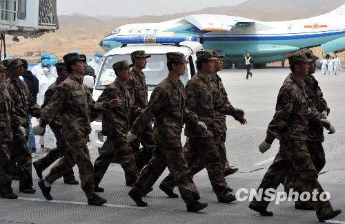 中国空军运输机部队开创玉树机场夜间起降先河