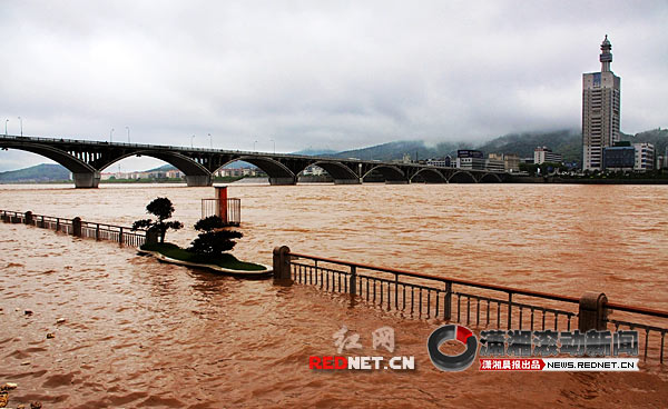 湖南湘江中上游现今年首次超警戒水位洪水(图