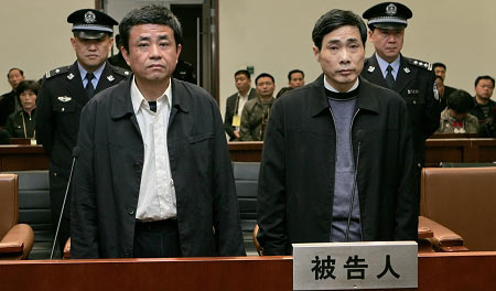 ▲ 4月21日,被告人阙敬德(左)、张志琴(右)在被